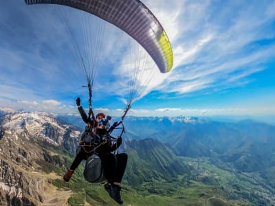 Tandem paragliding flight in Accous, Pyrénées Atlantiques