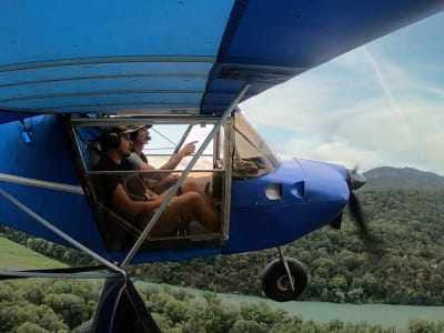 Mehrachsiger Ultraleichtflug über dem Bourget-See, in der Nähe von Aix-les-Bains