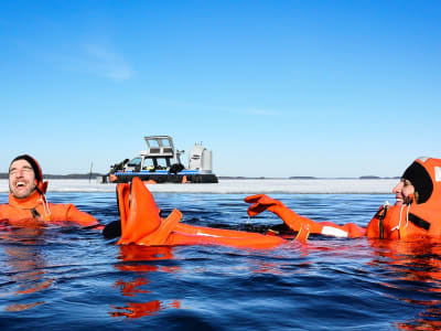 Excursión invernal en aerodeslizador y flotación sobre hielo en Helsinki