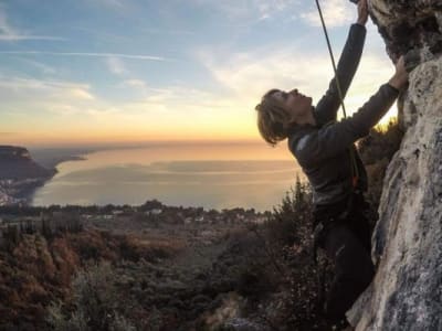 Curso de seguridad en escalada en roca cerca del Lago de Garda