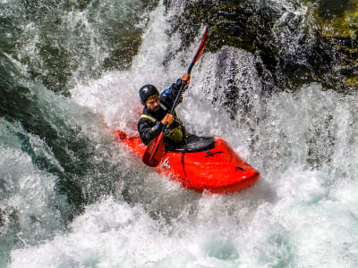 Leçon de kayak sur la rivière Sesia près d'Alagna Valsesia