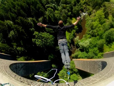 Bungee Jumping vom Auzon-Viadukt (50 Meter), in der Nähe von Chateauroux