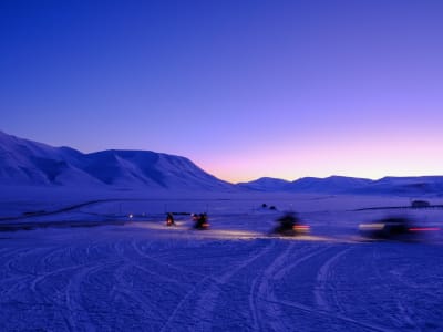 Schneemobiltour im blauen Licht durch Spitzbergen im Frühling