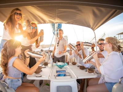 Curso de cócteles y paseo en barco desde el Puerto de Barcelona