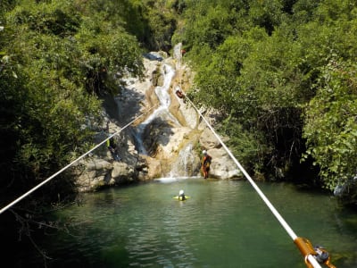 Canyoning in der Zarzalones-Schlucht in der Sierra de las Nieves, nahe Málaga