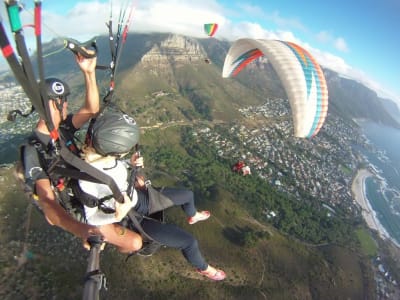 Tandem-Gleitschirmflug über Kapstadt, Südafrika