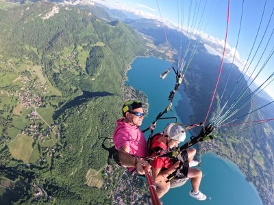 Gleitschirmfliegen über dem See von Annecy, Haute-Savoie