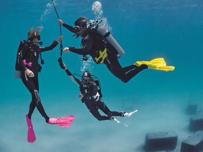 Cours de plongée à l'eau à la plage de Fòrum, Barcelone