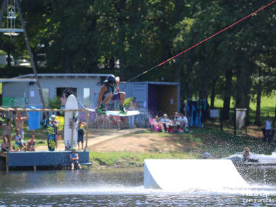 Wakeboard-Session (Zwei-Turm-Kabel) in Seilhac, Correze