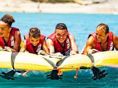 Aventuras en tubo de agua desde la playa de Sidari, en Corfú