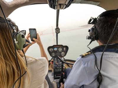 Paseo guiado en bicicleta, excursión en barco por el río Tajo y vuelo en helicóptero sobre Lisboa