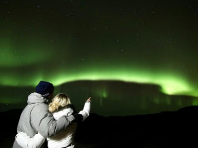 Excursión en grupo reducido a la Aurora Boreal desde Reikiavik con fotos y chocolate caliente