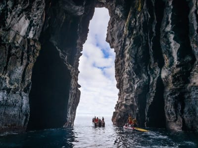 Paseo en barco desde el puerto de Rabo de Peixe a la Praia de Moinhos en Porto Formoso, Islas Azores