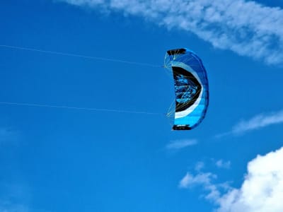 Initiation to piloting a traction kite at Omaha Beach