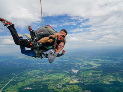 Salto en tándem desde 4.000 metros en Spa (Bélgica)