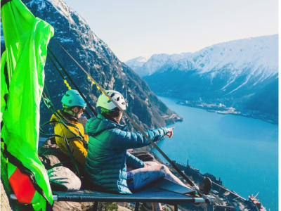 Excursión de senderismo y acampada en acantilados desde Ullensvang, en Hardanger