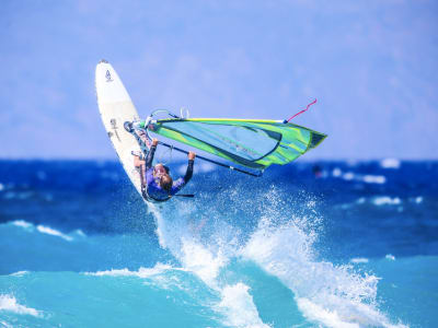 Clases y cursos de windsurf en Rodas