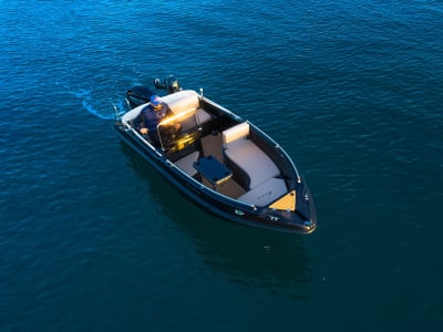 Alquiler de barco a motor privado desde la playa de Perivolos, Santorini - no se necesita licencia