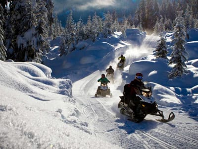 Schneemobilausflug in der Nähe von Cortina d'Ampezzo in Norditalien