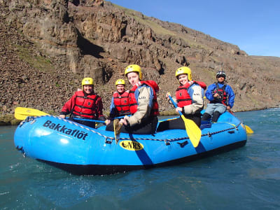 Familien-Rafting auf dem Westgletscherfluss, nordwestliche Region von Island