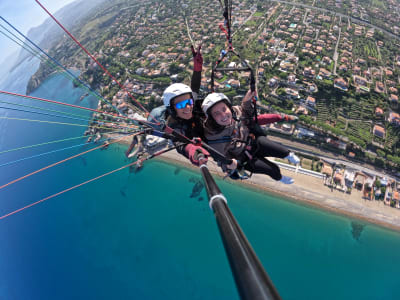 Vuelo en parapente biplaza sobre Altavilla Milicia, cerca de Palermo, Sicilia