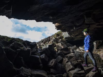 Spéléologie dans les tunnels de lave de Leiðarendi, près de Reykjavík