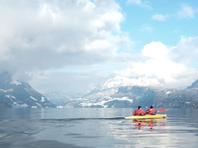 Excursión privada en kayak de mar en invierno por el lago de Lucerna