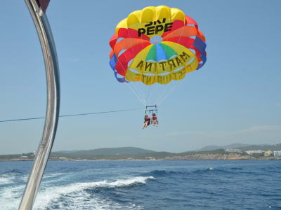 Parasailing-Flug von Es Canar, in Santa Eulària des Riu, Ibiza