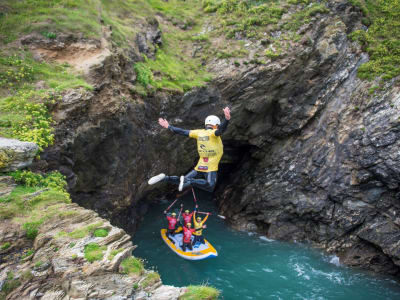 Super SUP & Coasteering en Newquay, Cornualles