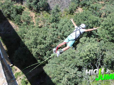 Saut à l'élastique du pont Buitrago près de Madrid