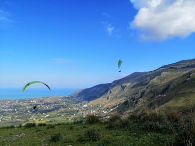 Vuelo en parapente biplaza en Castellammare del Golfo, cerca de Trapani, Sicilia