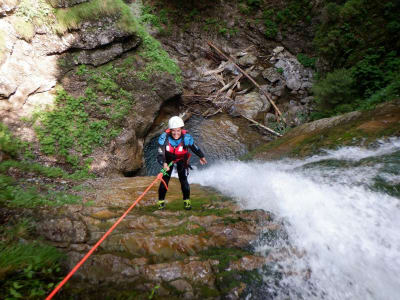 Barranquismo deportivo en el cañón del Río Nero, cerca del lago Ledro