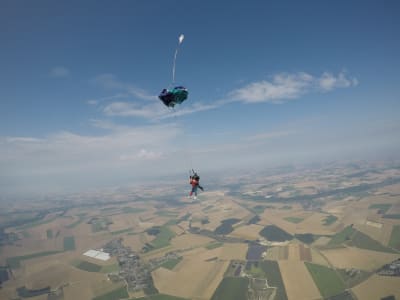 Tandem skydive from 4000m in Peronne, near Paris