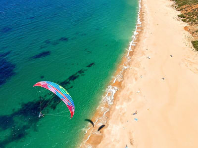 Gleitschirmflug über Nazaré, in der Nähe von Lissabon