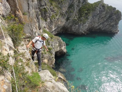 Vía Ferrata Caminho do Mar en el Parque Natural de Arrabida, cerca de Lisboa