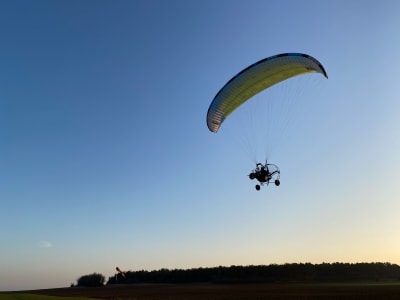 Erster Motorschirmflug bei Paris