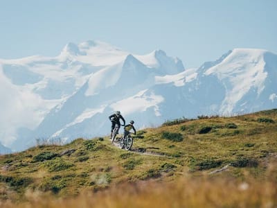 Descubrimiento de los lagos de montaña más bellos en el VTT eléctrico de Chamonix