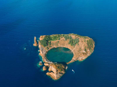 Balade en bateau dans la Réserve naturelle de l'îlot Vila Franca à São Miguel, Açores