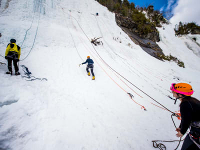 Iniciación a la escalada en hielo en el Parc de la Chute Montmorency, Quebec