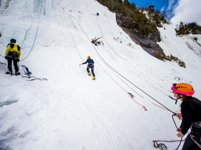 Ice climbing initiation in the Parc de la Chute Montmorency, Quebec