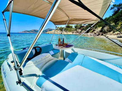 Alquiler de barcos en la reserva natural de Scandola desde Galéria, Córcega