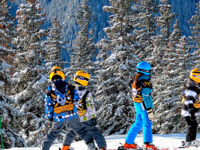 Curso de esquí para niños en Super Besse, Macizo Central