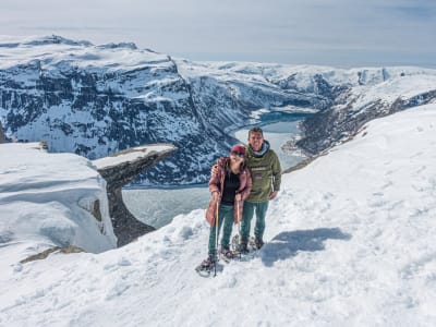 Randonnée hivernale en raquettes à Trolltunga depuis Tyssedal