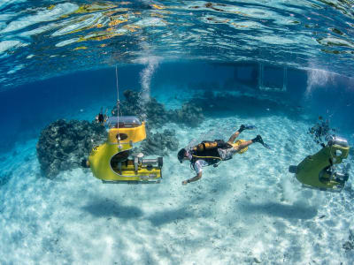 Scuba Diving Entdeckung in einem Unterwasser Scooter in Bora Bora