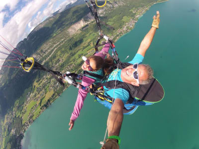 Tandem-Gleitschirmfliegen über Annecy