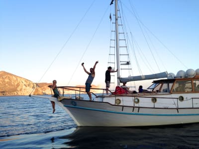 Caldera-Bootsfahrt vom Hafen Vlychada in Santorin