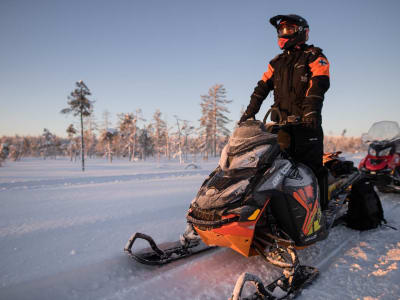 Pesca en hielo Safari en moto de nieve en Levi