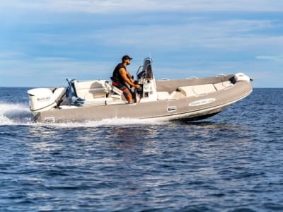 Boat driving session on Tahiti's lagoon