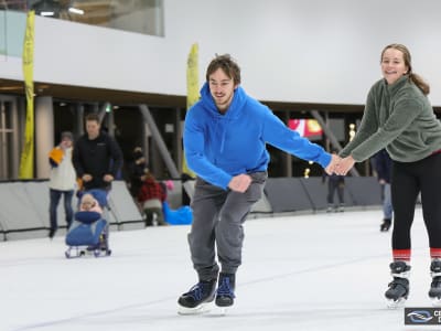 Schlittschuhlaufen auf dem überdachten Eisring in Quebec City