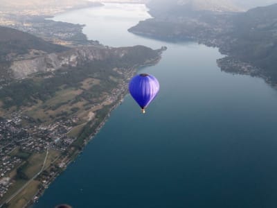 Heißluftballonfahrt über den See von Annecy